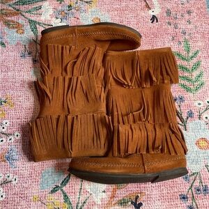 Minnetonka Moccosains Brown 3 Tiered Fringe Boots Size 7